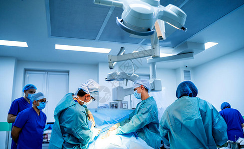 干细胞手术保健概念外科医生团队工作骨髓移植手术注射器中的血浆选择焦点图片