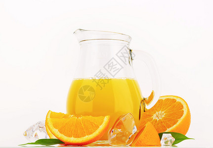 玻璃壶中的新鲜橙汁图片