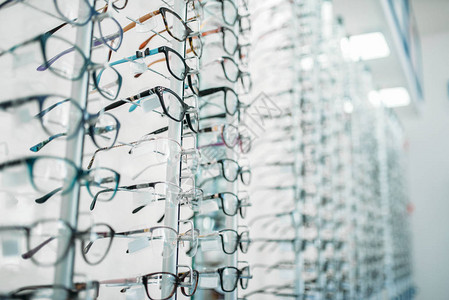 眼镜店的眼镜和镜展示图片