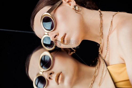 身着太阳镜的年轻女子金项链带着图片