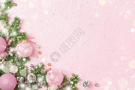 新年装饰品的圣诞节框架粉色面条上的风雪和冬季假日带复制空图片