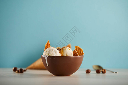 一大碗美味的冰淇淋上面有蓝色的华芙图片