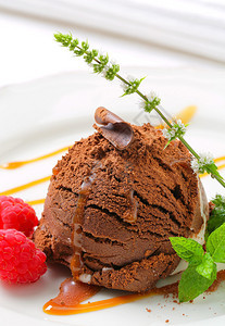 巧克力香草冰淇淋上焦糖图片