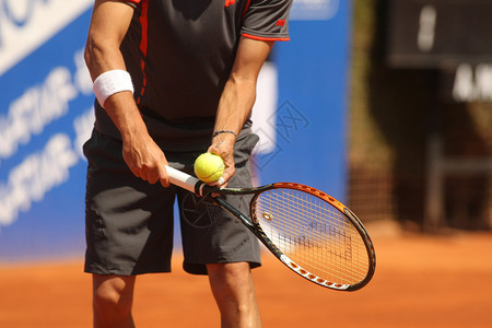 一名网球运动员在比赛中准备发球图片