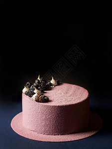 包着粉红色天鹅绒的甜慕斯蛋糕图片