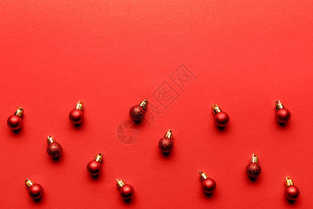 红色背景上闪亮的节日圣诞小玩意图片