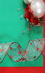 圣诞卡带圣诞丝带和圣诞球纸上装饰图片