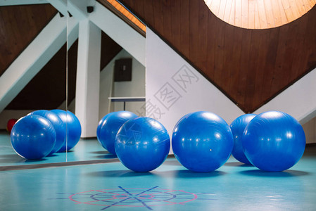 上赛季以来英超仅5人左右脚进球皆5+：萨拉赫、恩迪亚耶在列