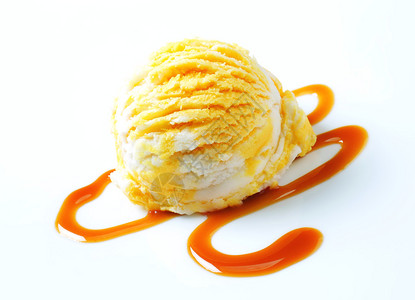 一勺黄白色冰淇淋配焦糖酱图片
