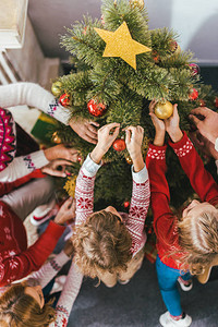 与家族一起装饰chrstmas树的孩子背景图片