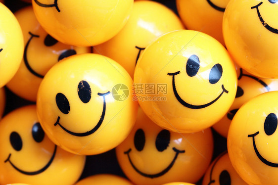 一堆带笑脸的黄色球图片