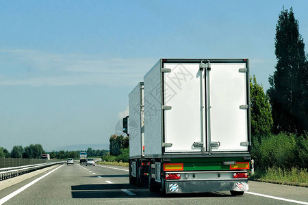 瑞士公路上的卡车瑞图片