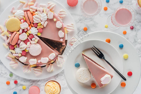 生日蛋糕糖果甜纸杯蛋糕和餐桌上图片