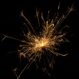 新年快乐派对的火花在黑色上燃烧以5D标志三图片