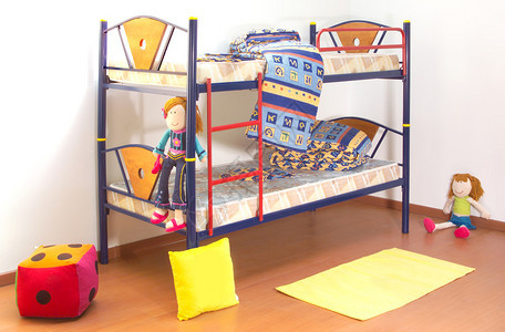 儿童床铺有床单和玩具图片