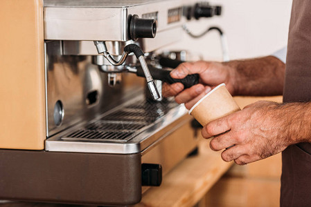 咖啡机煮咖啡时使用咖啡机的图片