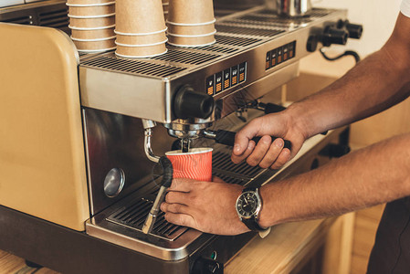 咖啡店使用咖啡机煮咖啡的咖图片