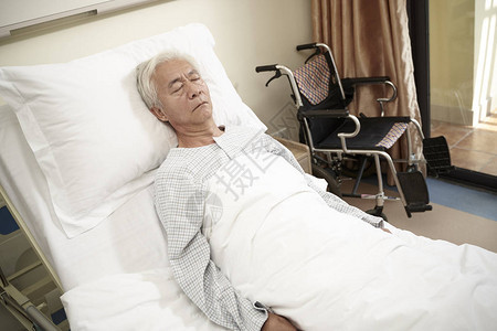 睡在医院病房或辅助生活设施中睡觉的躺在床上的年长亚洲图片