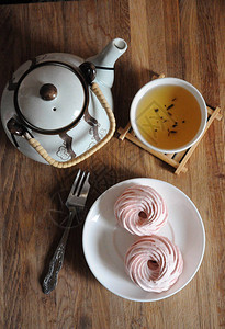 白色碟子上天然草莓粉红色棉花糖甜点叉图片