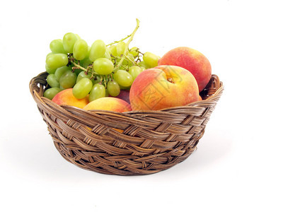 白色背景中的桃子和葡萄水果篮图片