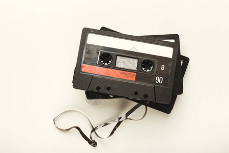 白色背景上隔离的三盒复古录音带磁在旧媒体设备堆放的最顶端视图图片