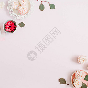 花边框由米色和红玫瑰和白色康乃馨制成背景图片