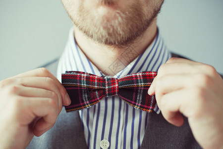 Bowtie和年轻人的背心和衬衣一样有古老的风格穿这身衣服图片