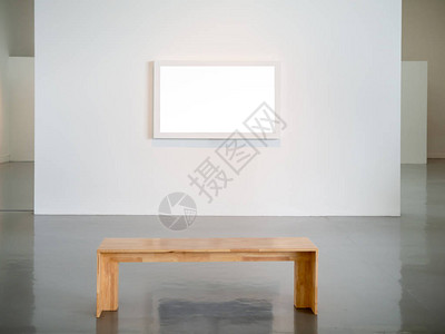 白色墙隔板上的空白监视器和艺术展览室空间地板图片