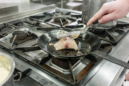 烹饪在餐厅厨房做饭在炉灶图片