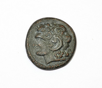 古老的希腊硬币在白色背景上亚历山背景图片