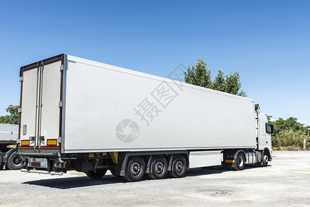 白色卡车装有冷藏货物停在西班牙图片