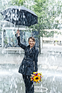 雨中打伞的女人图片