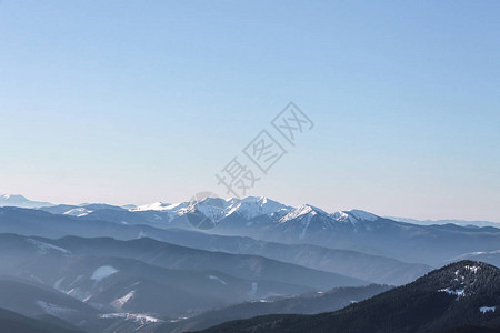 乌克兰喀尔巴阡山脉雪山峰的风景图片