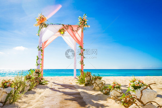 在热带沙滩户外海滩婚礼设置上装饰鲜图片