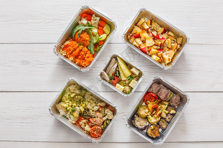 健康食品背景在白木上的铝箔盒中带走天然有机创意餐健身营养肉类五颜六色的蔬菜沙拉和水果背景图片