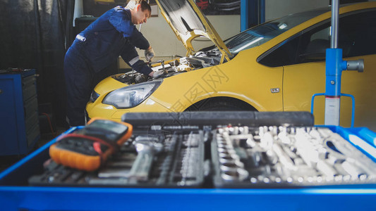 汽车电子机械师修理汽车拧开汽车细节车图片