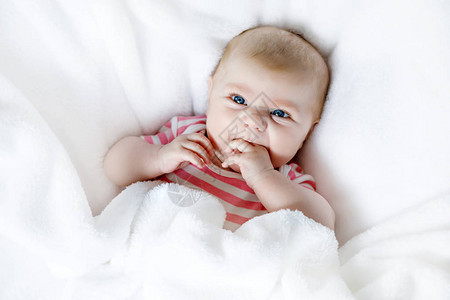 可爱的两个月宝吮吸拳头图片