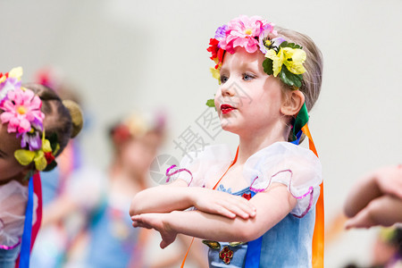 小女孩在俄罗斯服装里跳图片