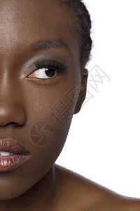 黑女人半脸的近视图像在白色图片
