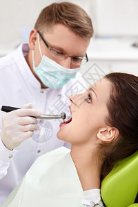 牙医在诊所治疗病人的牙齿图片