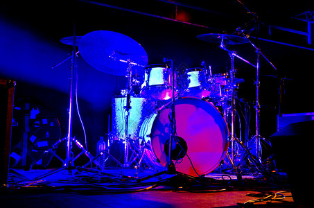 蓝光舞台上的鼓图片