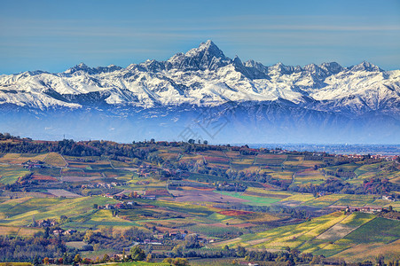 皮埃蒙特山丘和草原以及雪山峰的空中景象图片