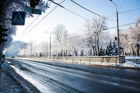 冬季城市风景一个小镇的街道埋有图片