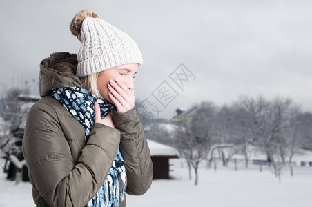 生病的年轻妇女打喷嚏和喉咙疼痛图片