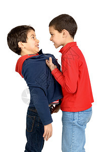 两个男孩打斗图片