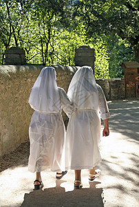 身着白衣的两名修女走图片