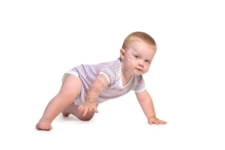 婴儿爬行在所有四肢上看孤立图片