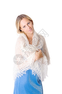 一个穿着羊毛披肩的女人的肖像图片