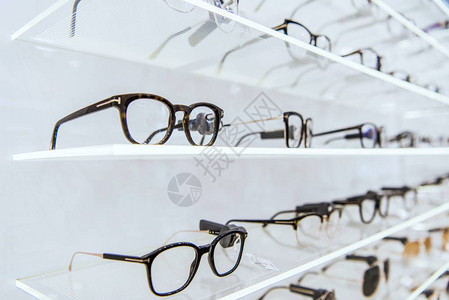 眼科店内带有时装眼镜的白色架图片