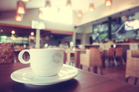 咖啡厅咖啡厅中的白咖啡杯图片